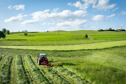 Foto: Feld mit Traktor